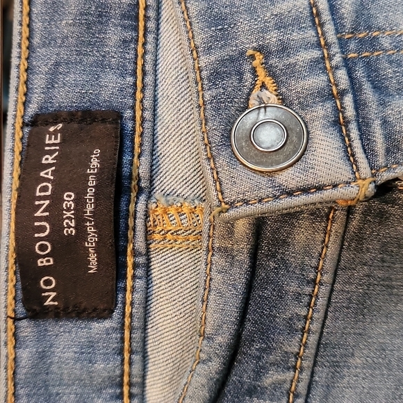 NWOT No Boundaries: Distressed Slim Fit Jeans, light-wash, 32x30 - Picture 4 of 7